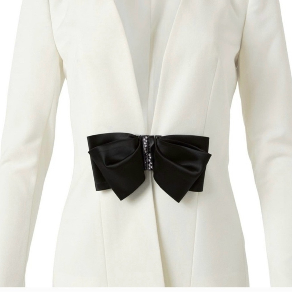 👠Host Pick👗Chic Cream Blazer with Black Satin Bow Detail - Picture 2 of 6